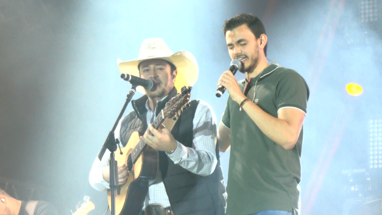 Zé Mauro e Arthur se apresentaram após a primeira etapa do rodeio no Camaru