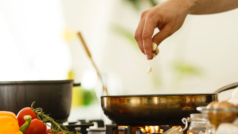 Truques e dicas para cozinhar podem facilitar o dia a dia no preparo de alimentos - Foto: Canva/ Reprodução