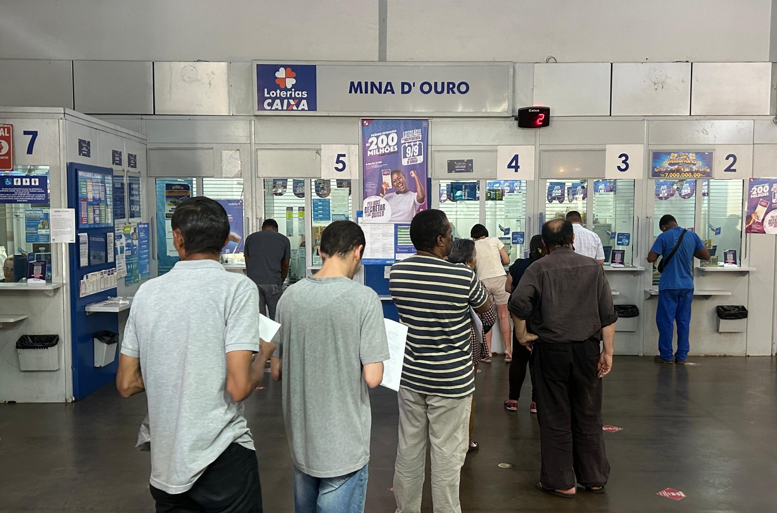 pessoas em uma fila da loterica para comprar um bilhete da mega-sena