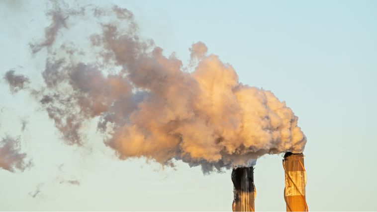 Emissão de gases na atmosfera são um das principais causas que provocam as mudanças climáticas - Foto: Canva