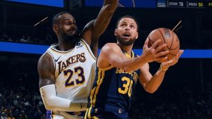 LeBron James e Stephen Curry atuando na NBA