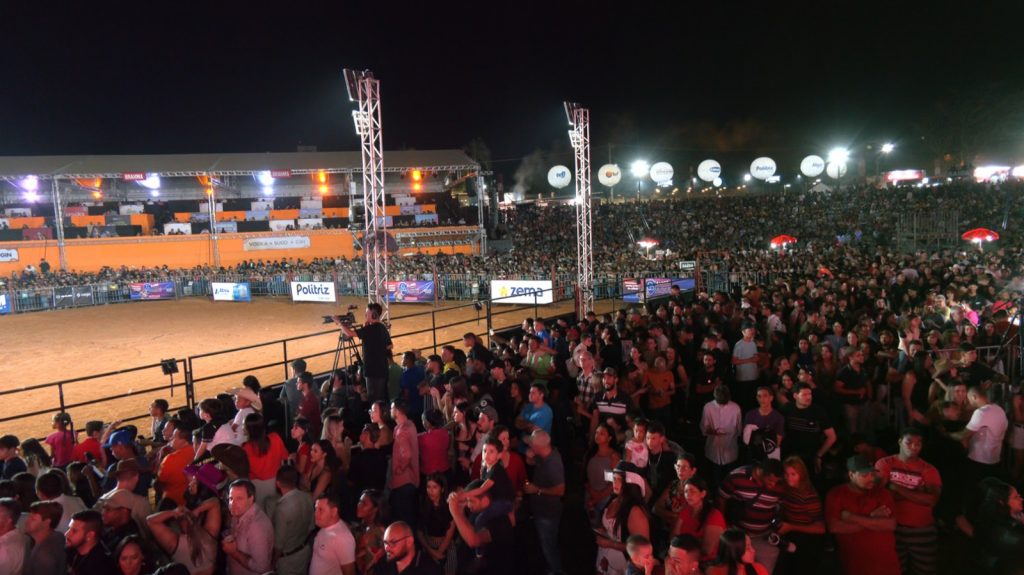 Arena fica lotada com público acompanhando a semifinal do Rodeio Camaru 2024 nesta quinta - Foto: Tv Paranaíba/ Reprodução