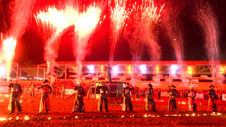 Noite desta terça-feira (3) foi marcada pelo início do rodeio em Uberlândia, no Camaru - Foto: Tv Paranaíba/ Reprodução