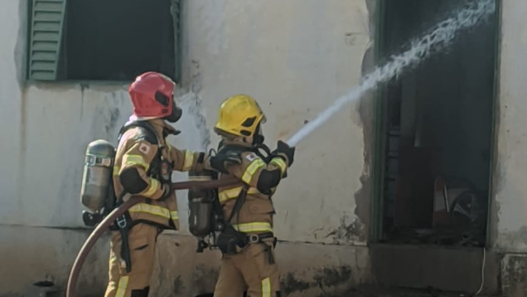 INCÊNDIO DESTRÓI CASA