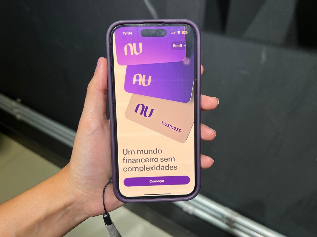 O app do Nubank está fora do ar e não permite fazer login nem concluir operações em dispositivos Android e iOS. Crédito: Matheus Borsato