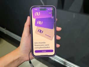 O app do Nubank está fora do ar e não permite fazer login nem concluir operações em dispositivos Android e iOS. Crédito: Matheus Borsato