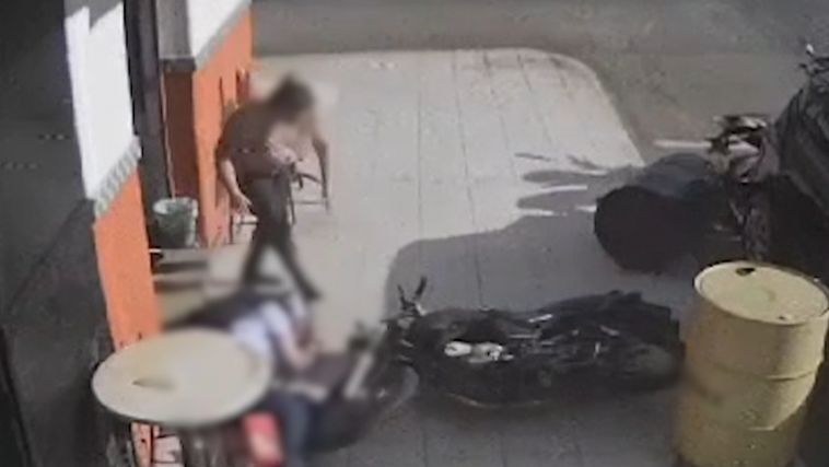 Motociclista é arremessado na porta de comércio após sofrer acidente com van - Crédito: Reprodução/ Circuito