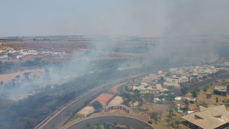 Incêndio em área de vegetação