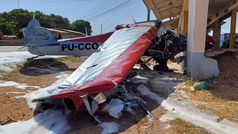 Avião destruído