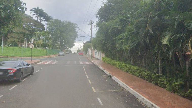 Bebê morre atropelada em Araxá após tia acionar embreagem do carro por engano - Foto: Google Maps/ Reprodução