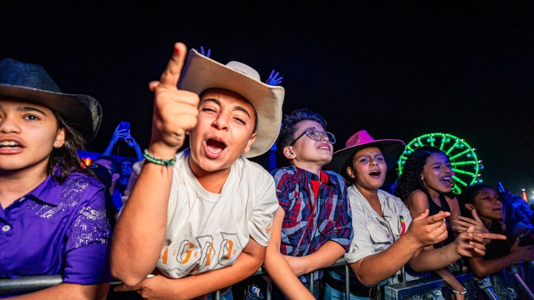 crianças aproveitando o show de Luan Pereira