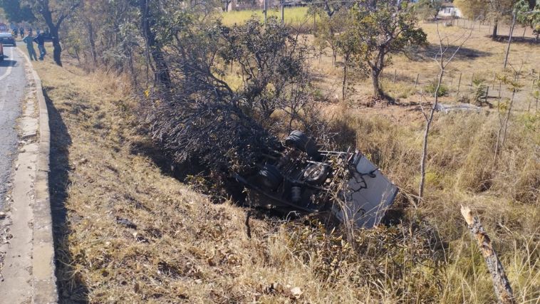 Caminhão capotado em Três Marias