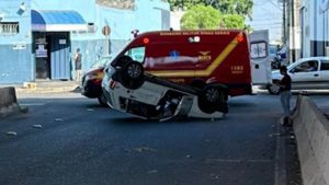 Carro capota em cruzamento em Uberlândia