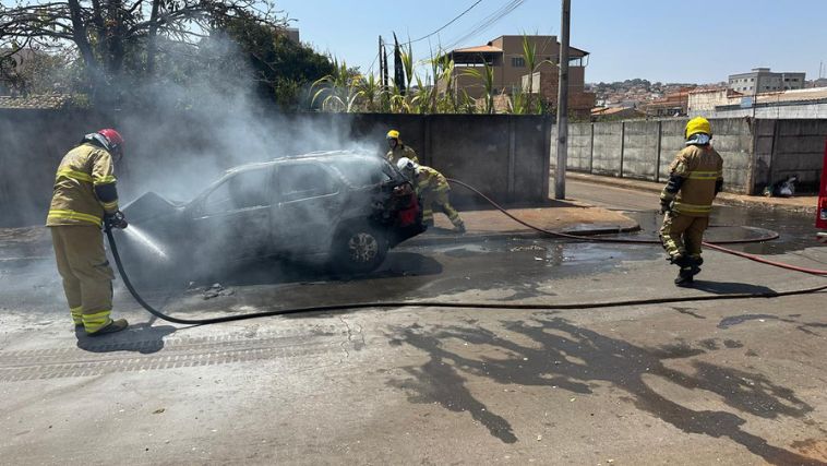 Incêndio em Patos de Minas com carro incenciado