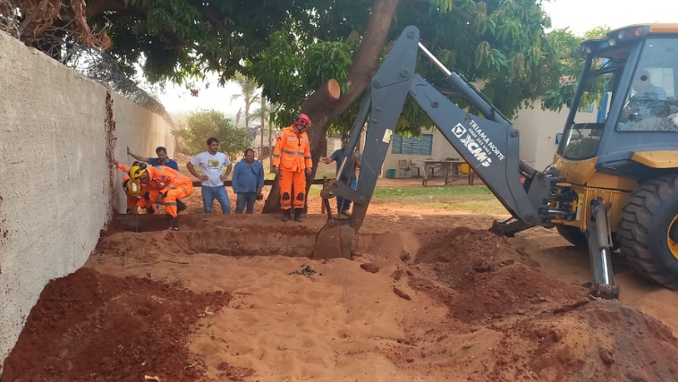 A equipe do corpo de bombeiros segue trabalhando para resgatar o menino que caiu no buraco. - Foto: Reprodução Corpo de Bombeiros