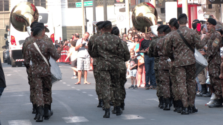 Desfile cívico em Uberlândia