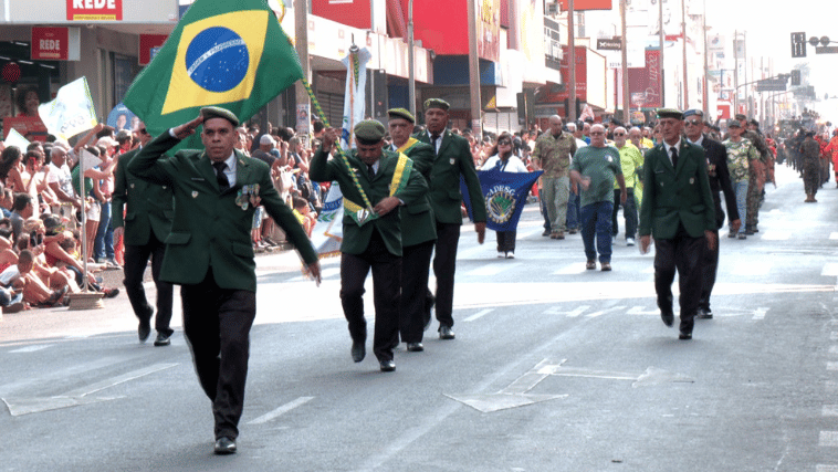 Desfile cívico em Uberlândia