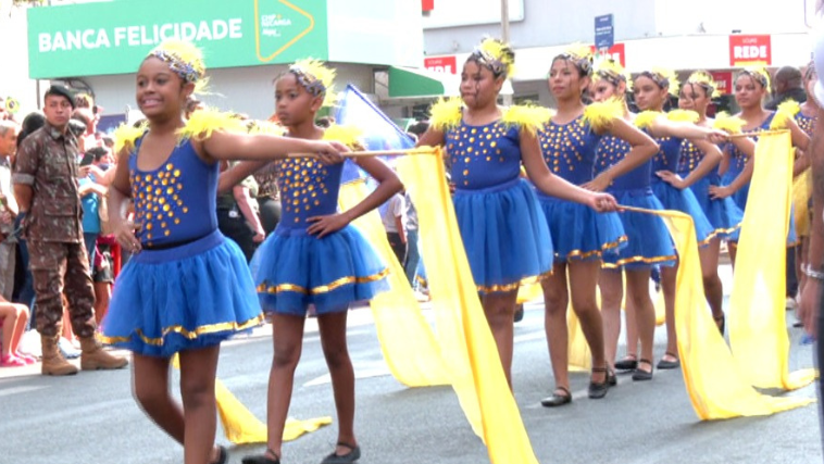 Desfile cívico em Uberlândia