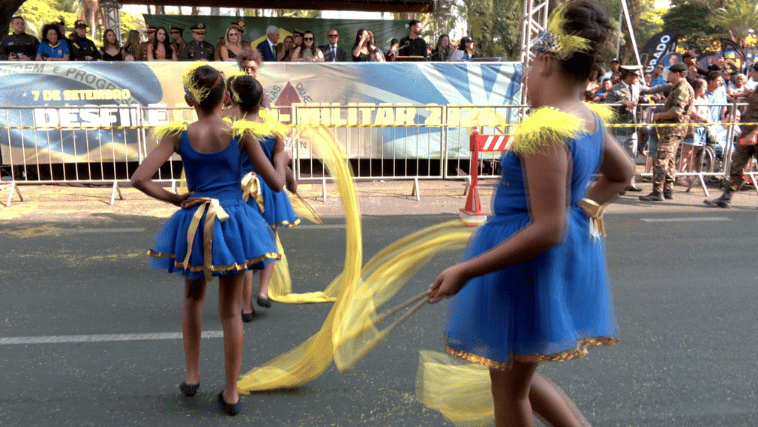 Desfile cívico em Uberlândia