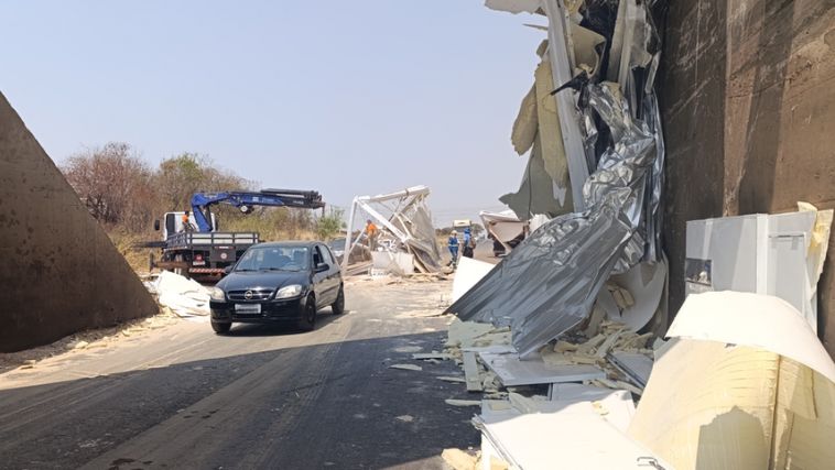 Destroços de carga de caminhão