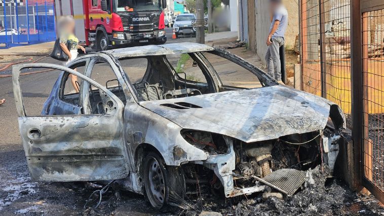 Veículo ficou totalmente destruído após incêndio em Uberlândia