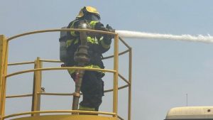 Bombeiros apagando incêndio em depósito de reciclagem