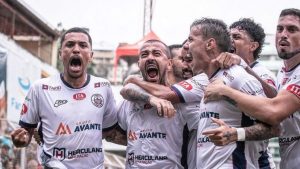 Jogadores do Itabirito abraçados comemorando gol