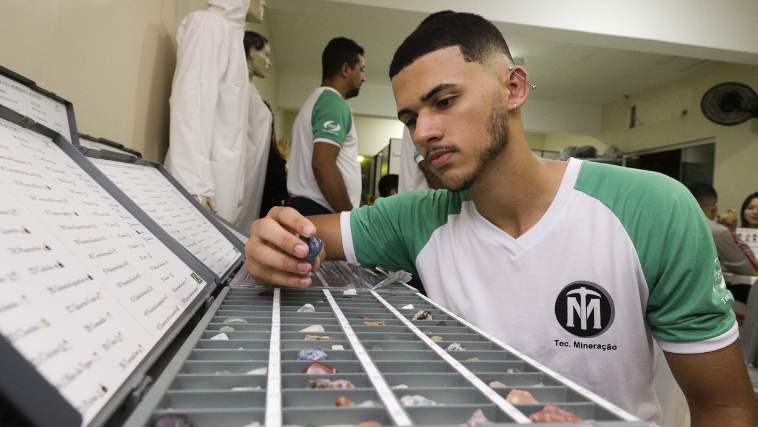 Jovens no programa de cursos técnicos gratuitos