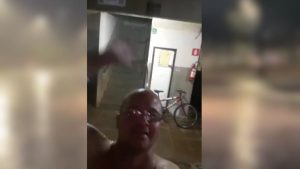 Morador celebra chuva em Uberlândia