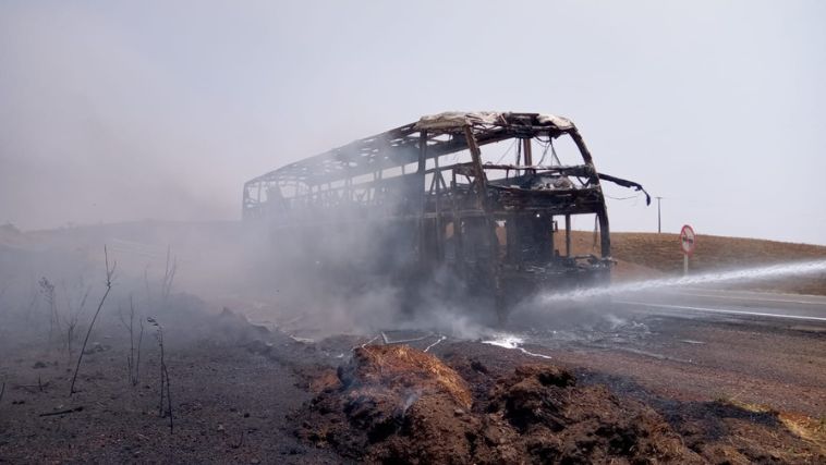 ônibus de turismo pega fogo em Araxá