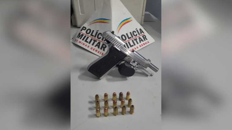 Outras duas pessoas, que estavam, em uma camionete foram presas e com elas foram encontradas uma arma e munições