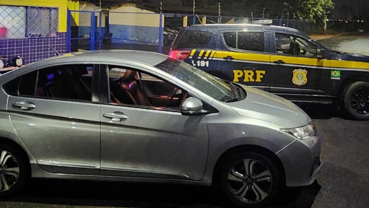 Primos em posse de carro clonado foram presos, veículo era furtado - Foto: Polícia Rodoviária Federal (PRF)/ Divulgação