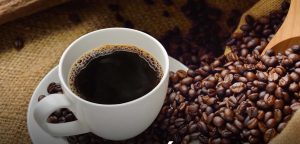 Café pode ajudar no envelhecimento saudável para mulheres com mais de 50 anos