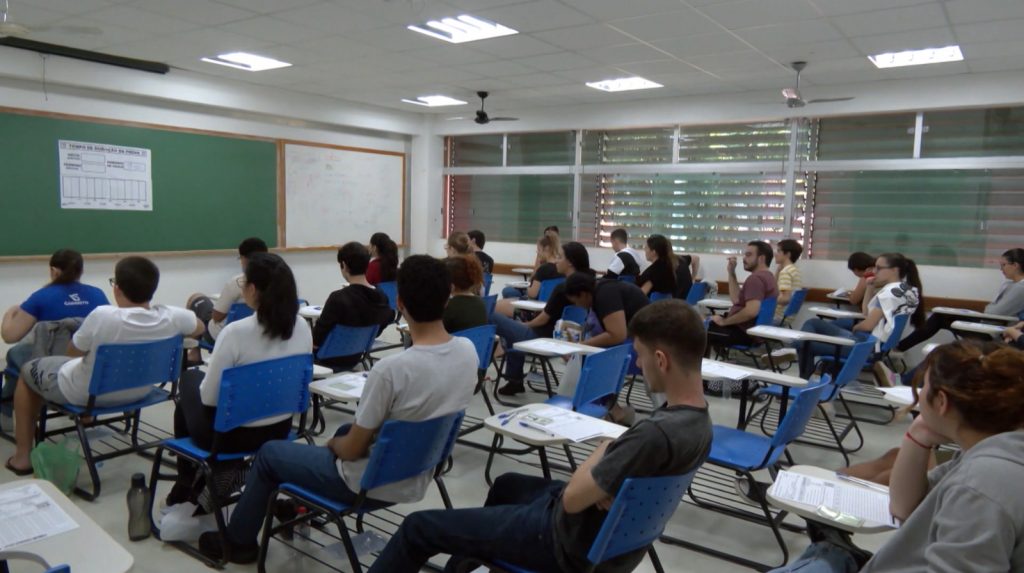 Mais de 18 mil alunos compareceram para realizar a primeira fase do vestibular da UFU - Foto: TV Paranaíba/reprodução