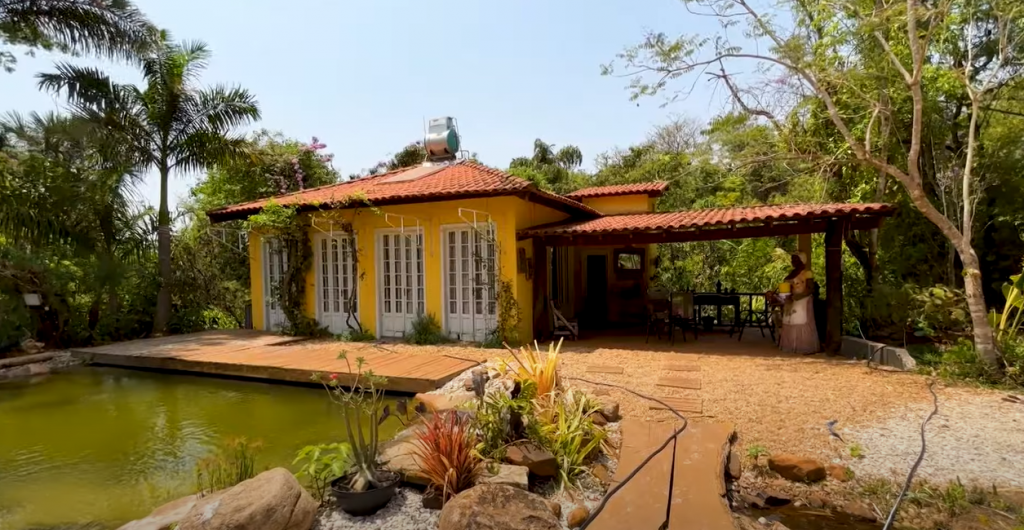 Na imagem está casa amarela, um local de relaxamento no Solar dos Ipês