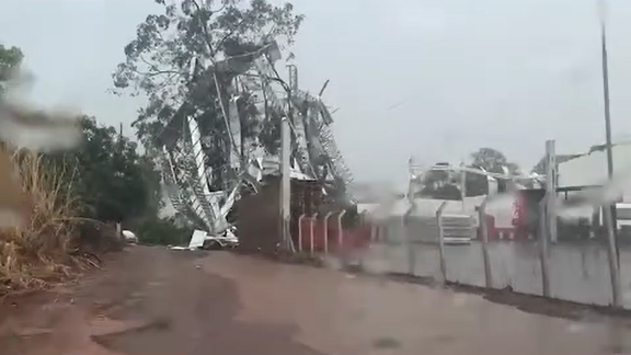 Distribuidora da Uberlândia Resfrescos perdeu o telhado do barracão no temporal em Frutal