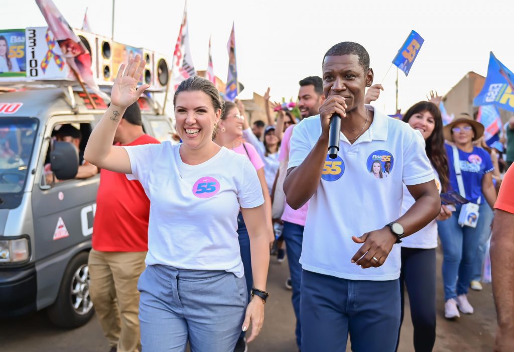 Elisa Araújo e seu vice durante carriata