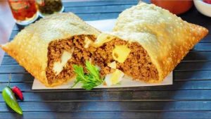 Pastel de carne moída com queijo, um dos tradicionais sabores, é um dos mais pedidos pelos brasileiros