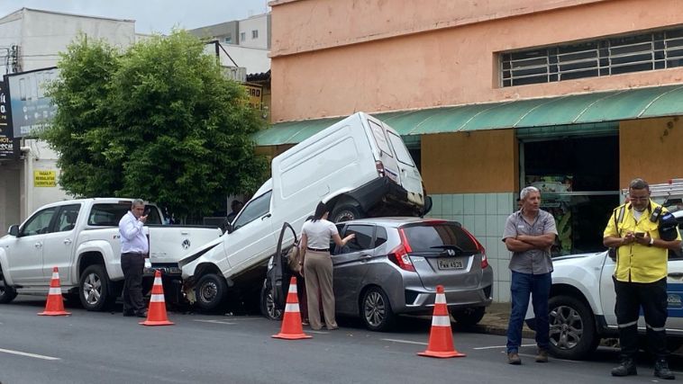 Acidente entre Fiorino e Honda Fiat é registrado nessa manhã