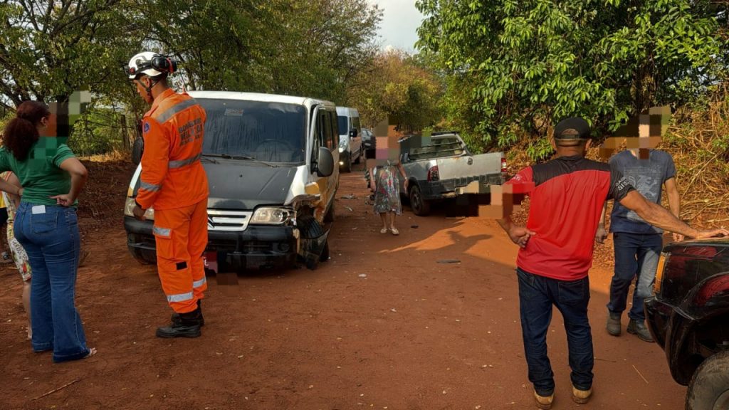 Van escolar transportava crianças da rede municipal de ensino de Uberaba