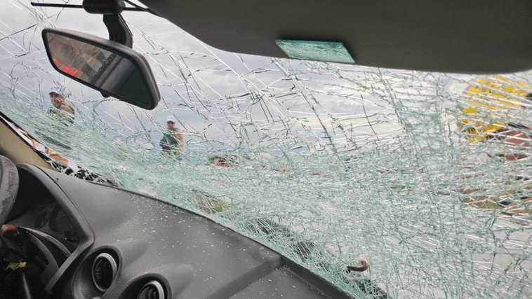 batida frontal no Anel Viário Oeste: imagem dos estragos em um dos carros 