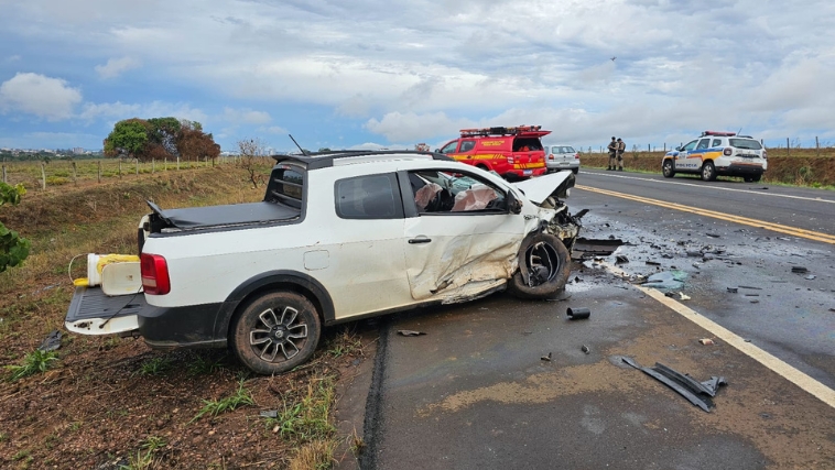 Forte impacto acionou os airbags dos veículos: batida frontal no Anel Viário Oeste