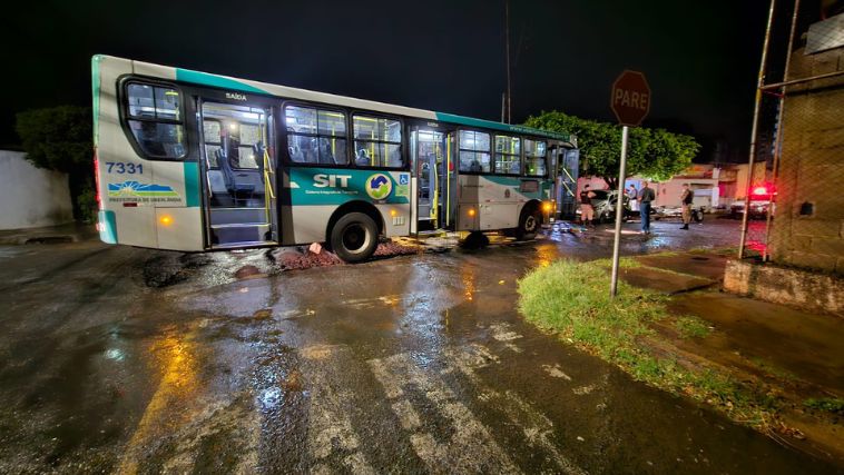 Acidente em Uberlândia com ônibus no Planalto