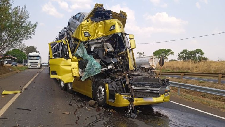 Batida na BR-365 deixou caminhão cegonha destruído