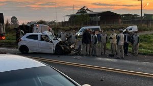 Acidente entre carro e micro-ônibus