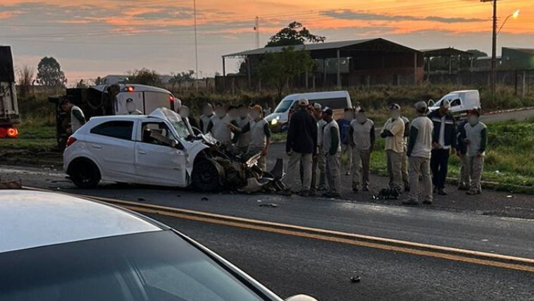 Acidente entre carro e micro-ônibus