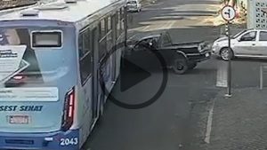 Batida entre picape e ônibus em Uberlândia