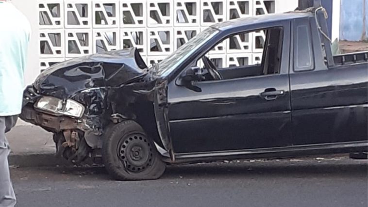 Batida entre picape e ônibus em Uberlândia