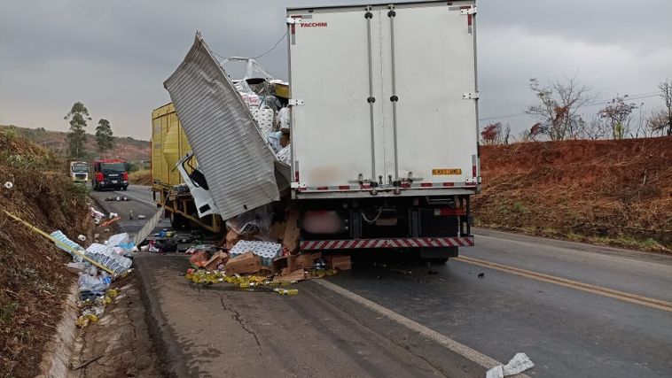 Batida frontal entre caminhões na BR-365 em Patos de Minas