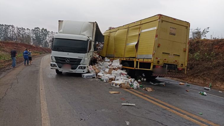 Batida frontal entre caminhões na BR-365 em Patos de Minas